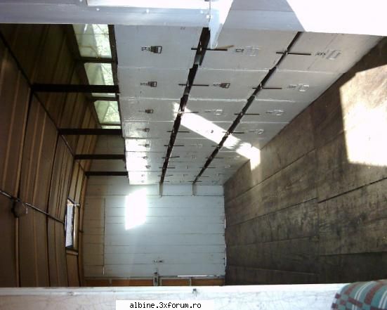 pavilion apicol pregatit pentru pastoral interior albine vazut din spate